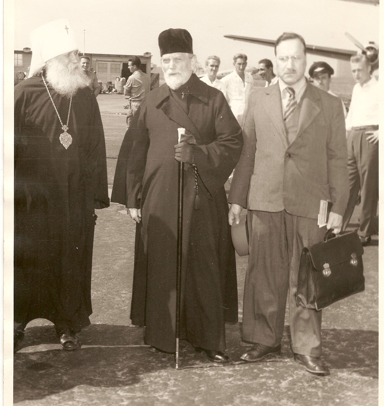 Митрополиты Вениамин (Федченков), Григорий (Чуков) и Л.Н. Парийский в аэропорте Нью-Йорка 17 июля 1947 г