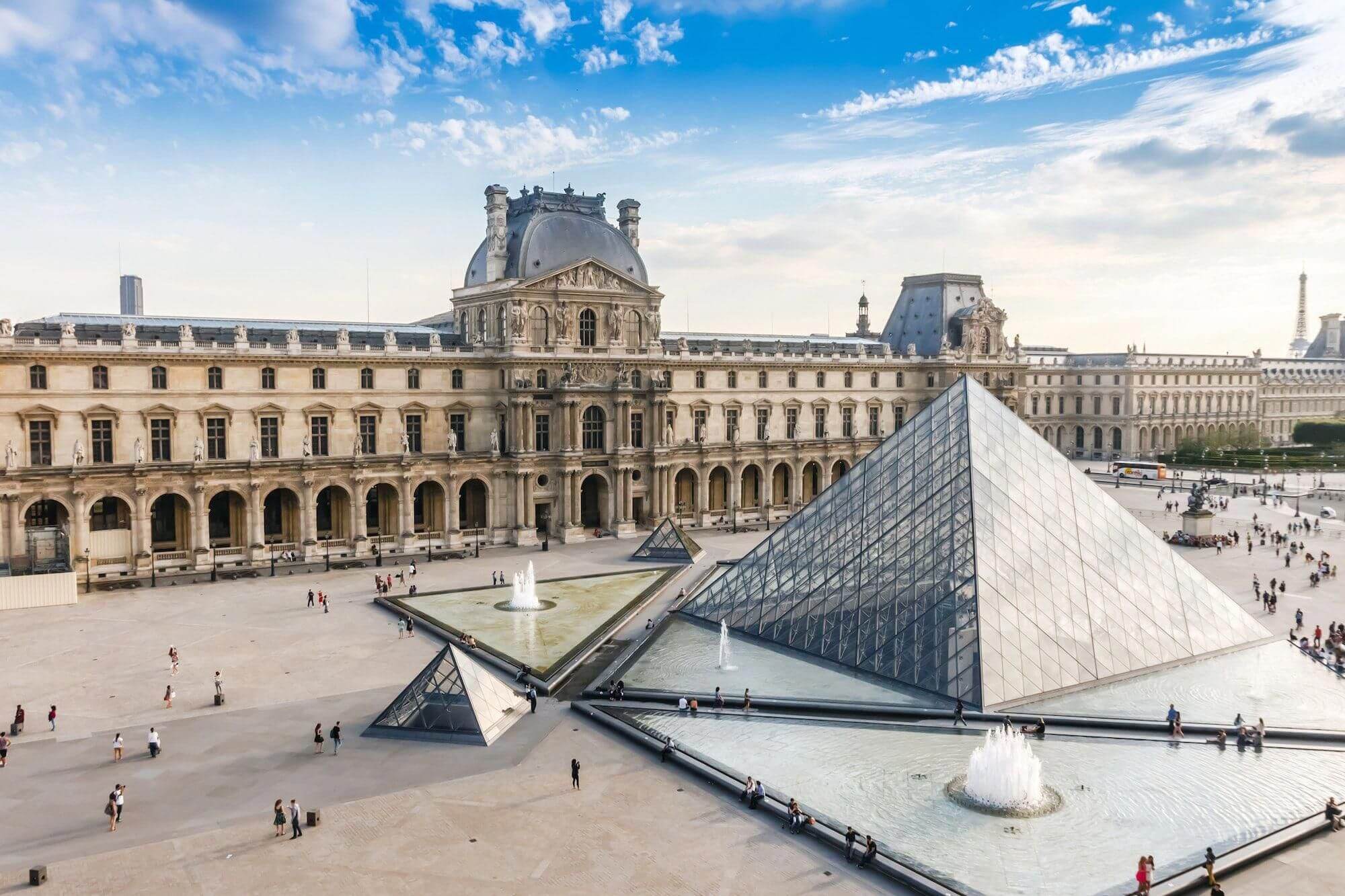 Дворец Лувр в Париже