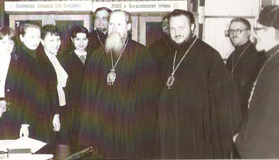 Мирополит Таллинский и Эстонский Алексий с ректором Ленинградских Духовных школ епископом Выборгским Кириллом в академической библиотеке. 1976 г.